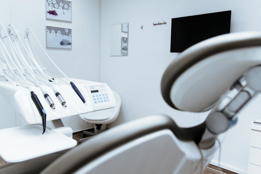 Dantų gydymas Kaune: kaip pasirinkti tinkamą kliniką, kokios paslaugos populiariausios ir kiek tai kainuoja 2025 metais Dantų gydymas Kaune: kaip pasirinkti tinkamą kliniką, kokios paslaugos populiariausios ir kiek tai kainuoja 2025 metais