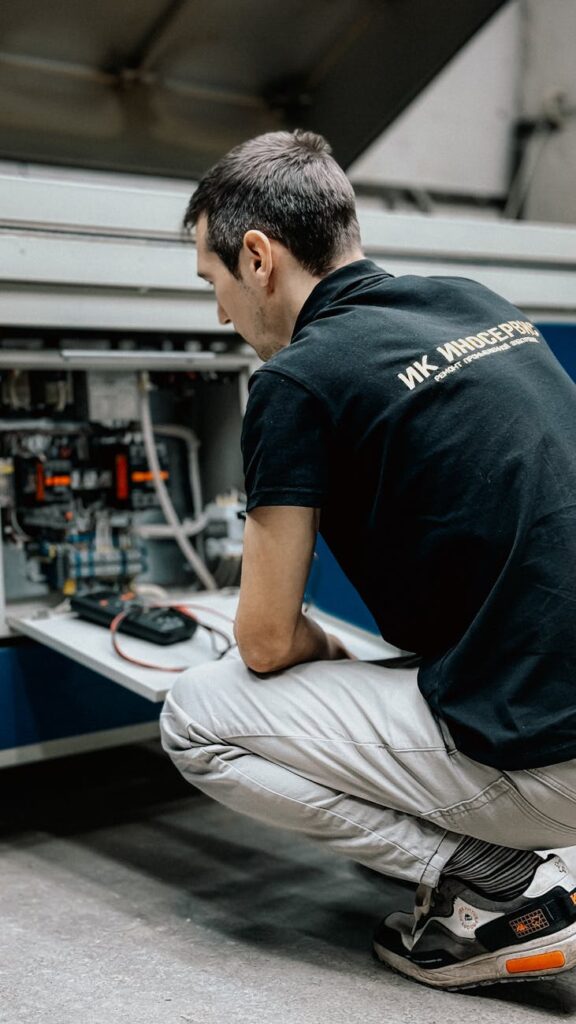 Kaip pasirinkti patikimą televizorių remonto meistrą Kaune: praktinis vadovas su kainų palyginimais ir specialistų vertinimu