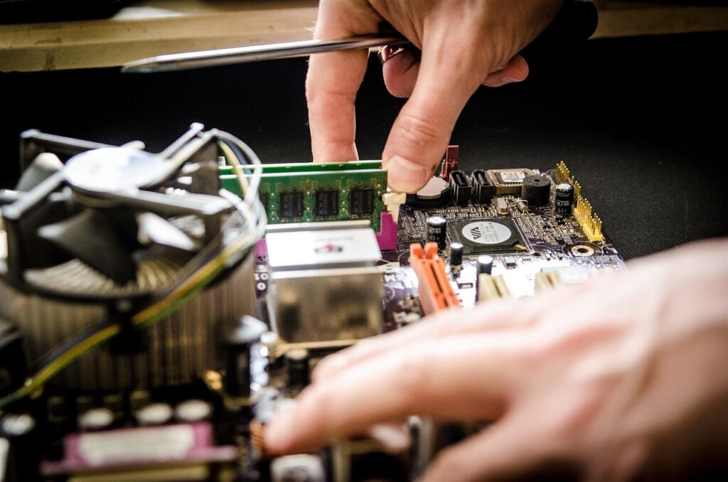 Kodėl verta taisyti elektroniką vietoj pirkimo naujos: kaip Kauno meistrai grąžina gyvenimą sugedusiems įrenginiams